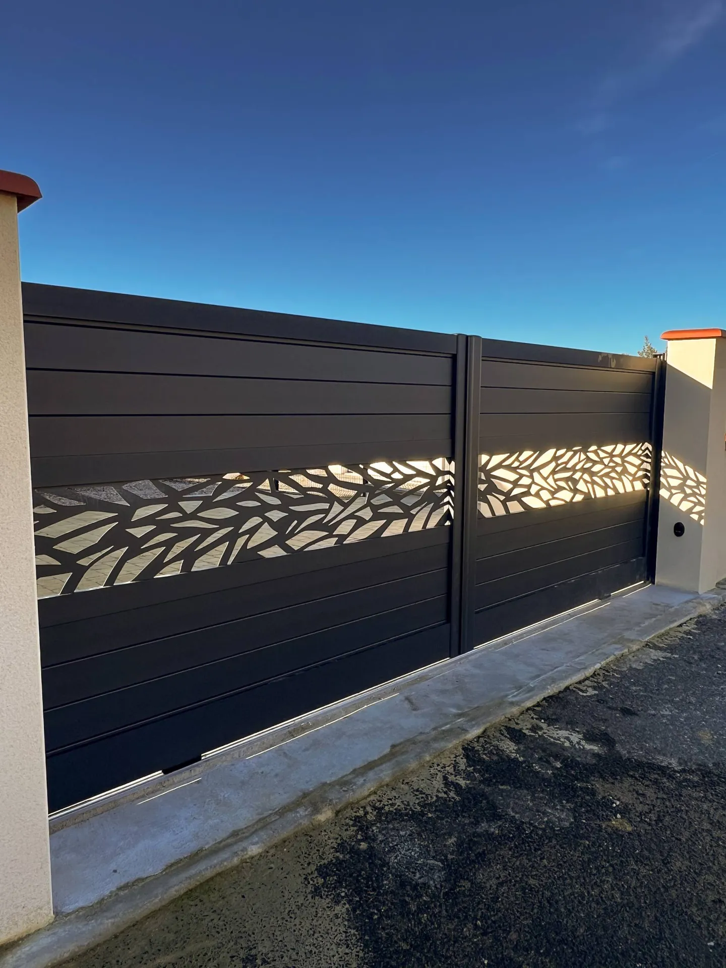 Une entrée contemporaine avec ce portail en aluminium gris anthracite à Lavaur.