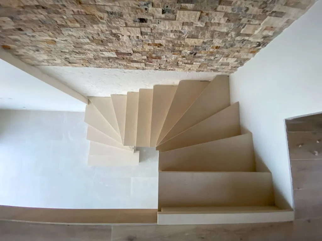 Réalisation d'un escalier sur-mesure en pierre de combe brune à Port Camargue