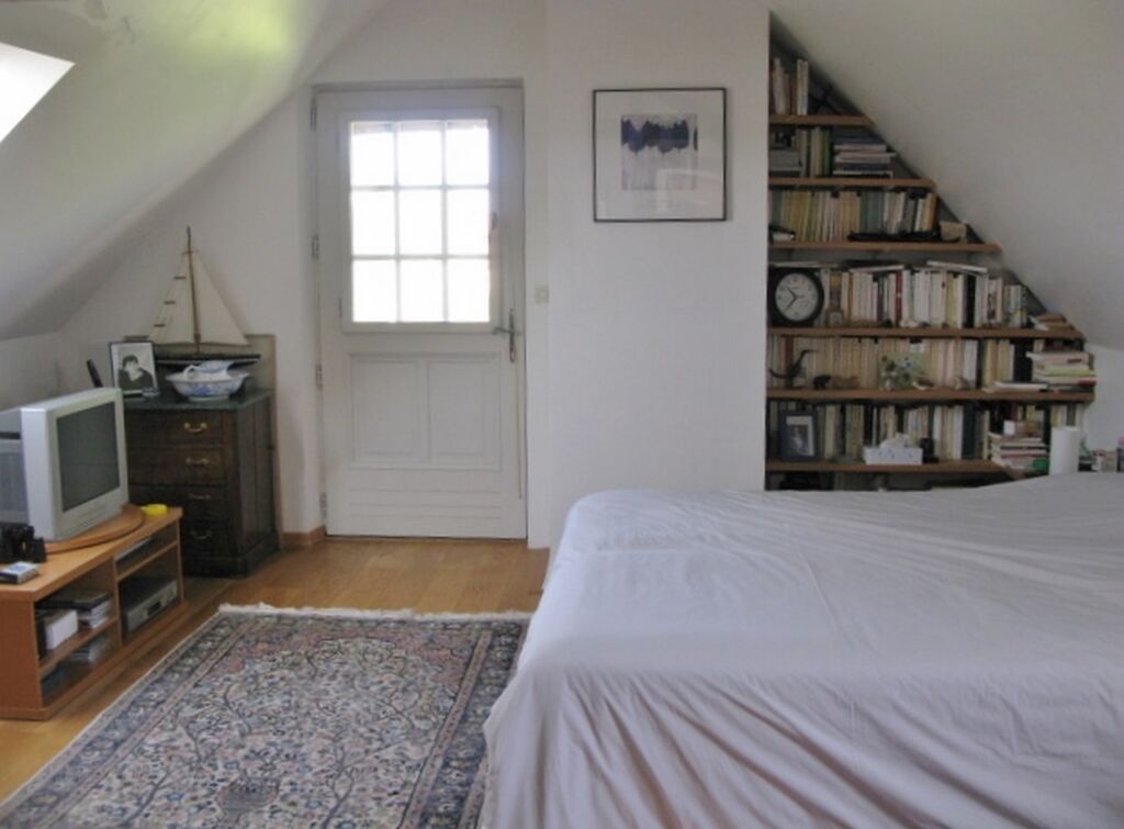 MAISON NORMANDE DANS VILLAGE AVEC COMMERCES