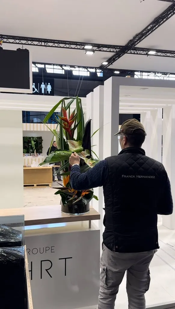 Franck Hernandez concentré dans la création d'une composition florale d'exception