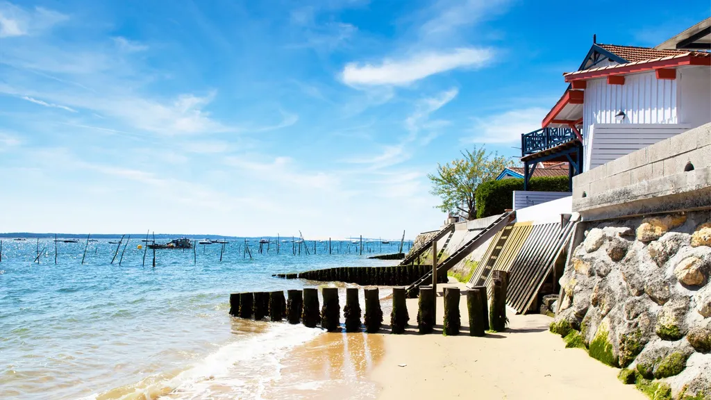 Transformer une cabane ostréicole au Cap Ferret en résidence de standing : surélévation, extension et prestations haut de gamme