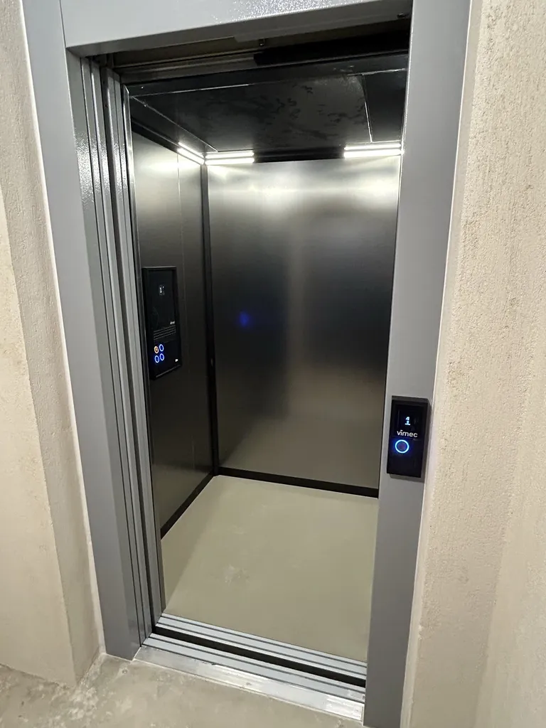 900 x 21000 mm de passage libre pour ces portes telescopiques avec leur effacement dans la gaine pour cet élévateur VIMEC ARIA à st Maximin la Sainte Baume