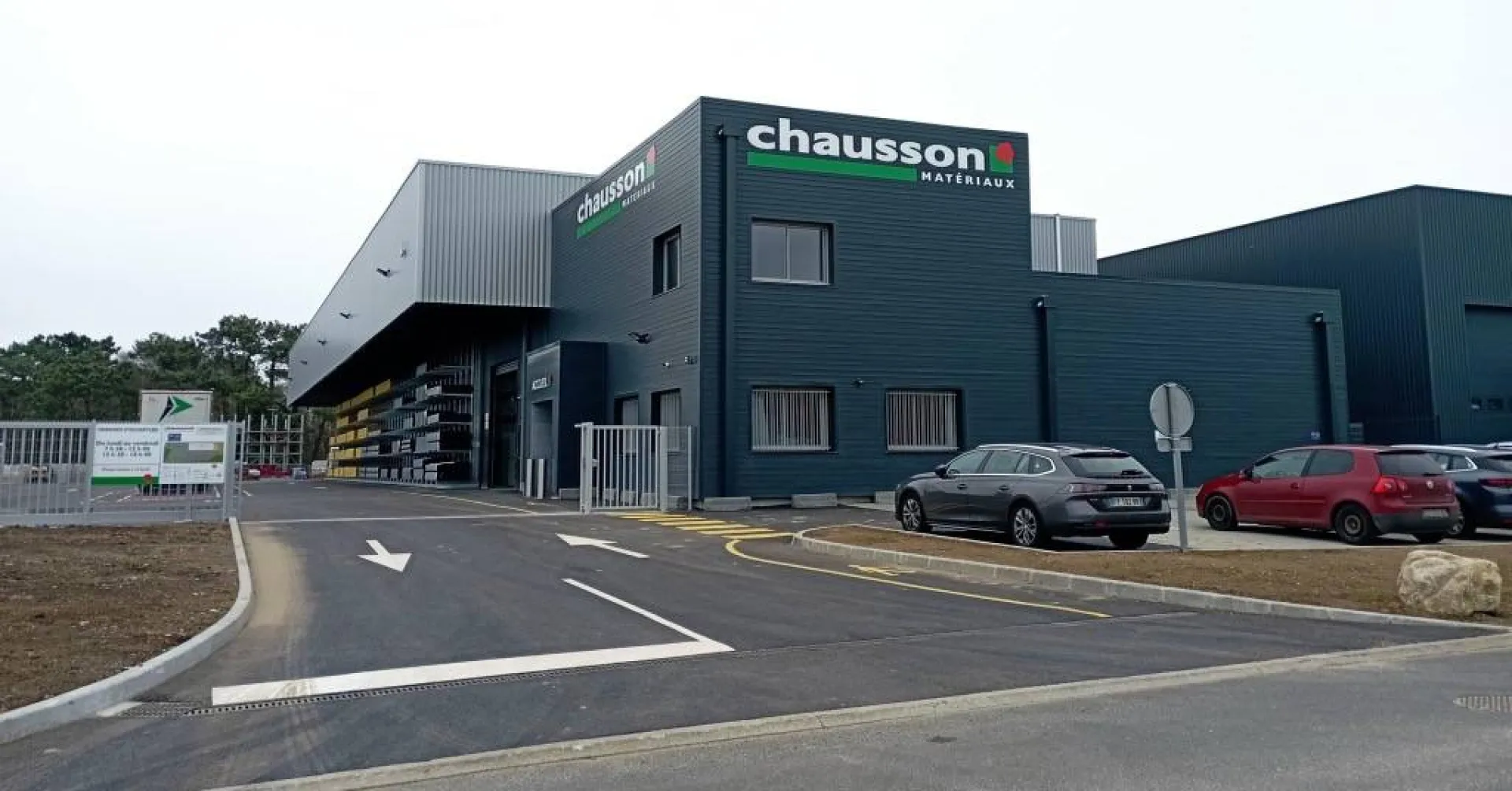 Réalisation et installation d'une enseigne pour Chausson Matériaux à Guérande en Loire-Atlantique