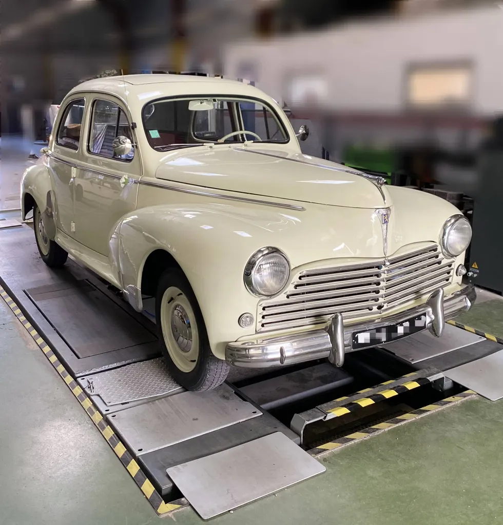Autosur Martigues a vérifié une Peugeot 203 de 1954