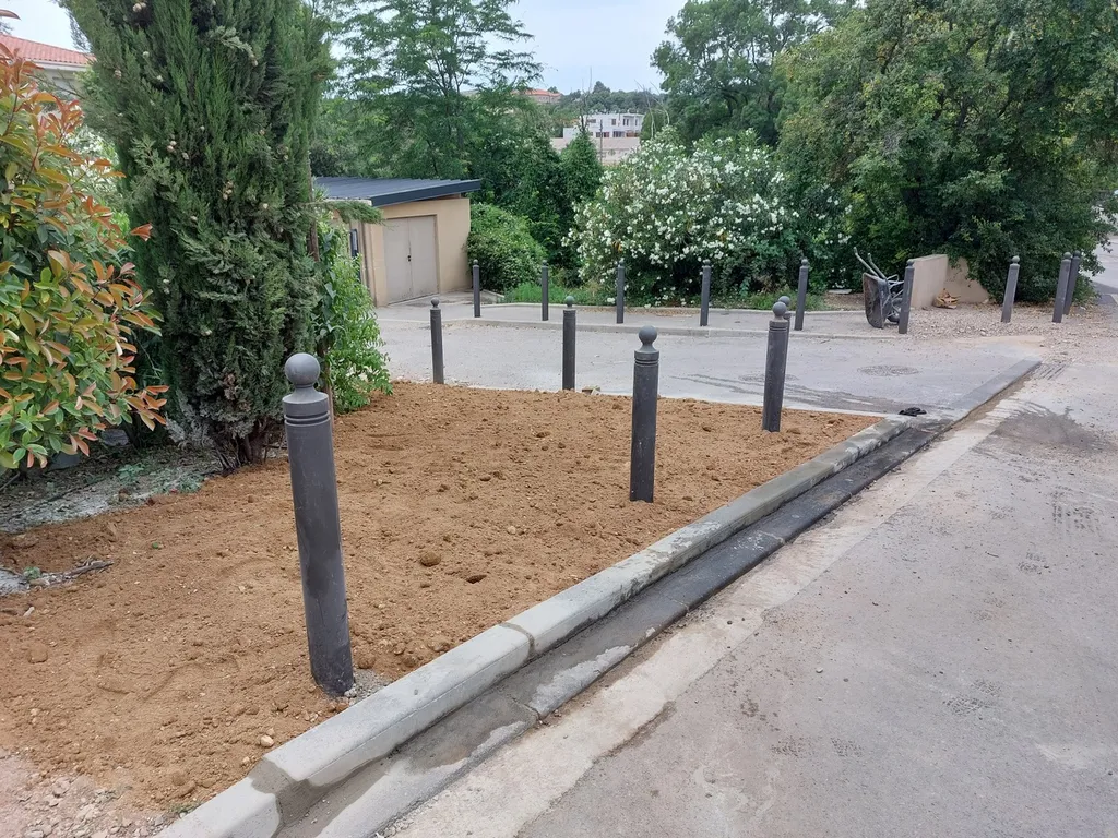 Réalisation d'un trottoir et pose d'un ralentisseur en caoutchouc à Allauch dans les Bouches du Rhône