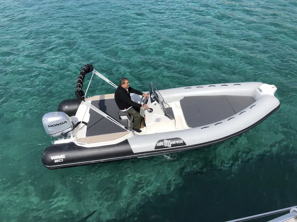 Semi-rigide Wave 20 Altamarea neuf en Martinique