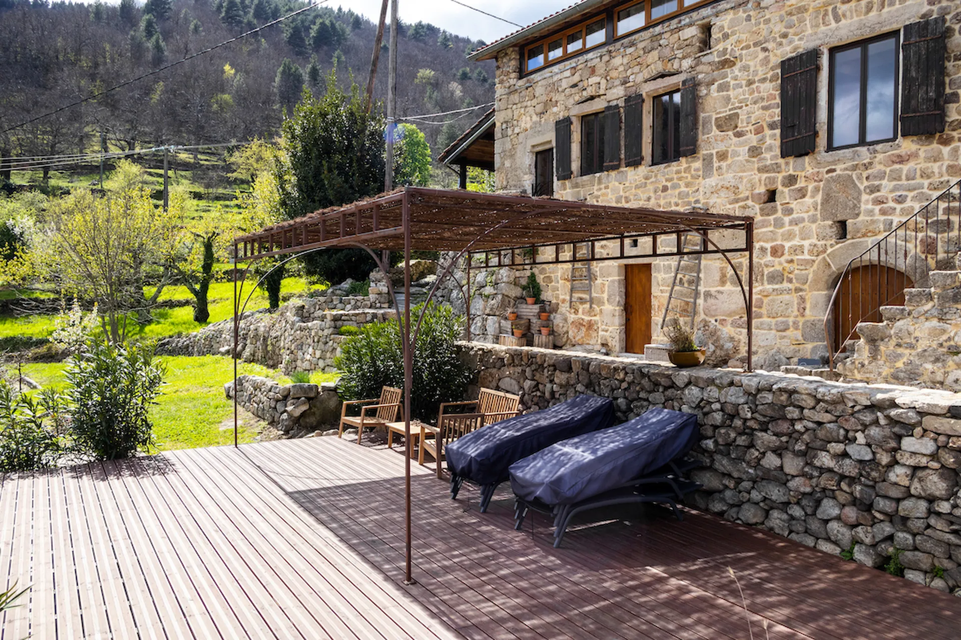 Pergola en fer forgé en Ardèche pour une protection solaire naturelle.