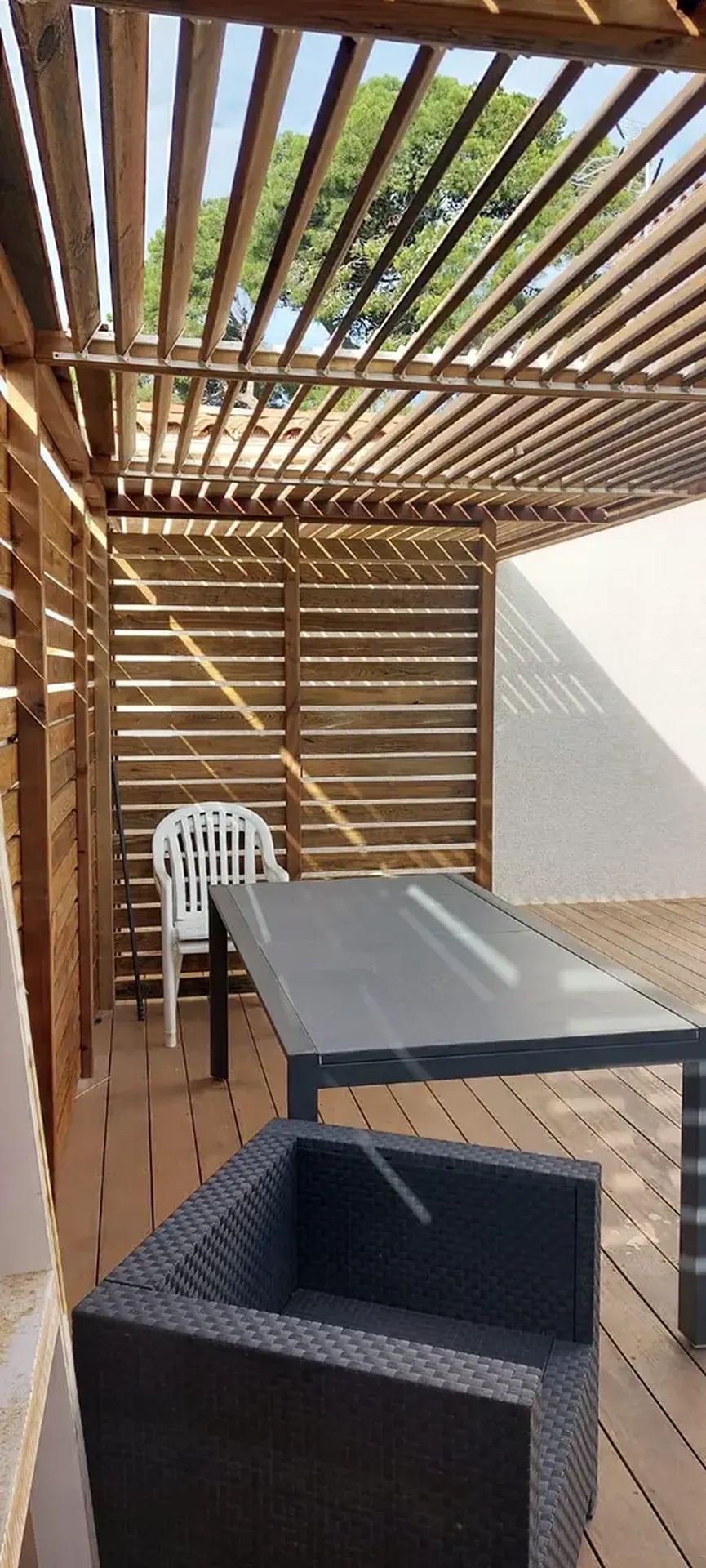Pose d’une pergola avec lames inclinables sur-mesure pour espace modulable et confort à Marseillan