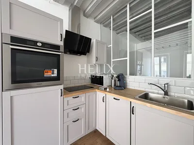 A louer, idéalement bien situé au coeur du centre ville à Saint-Germain-en-Laye, appartement 2 pièces avec une jolie verrière.