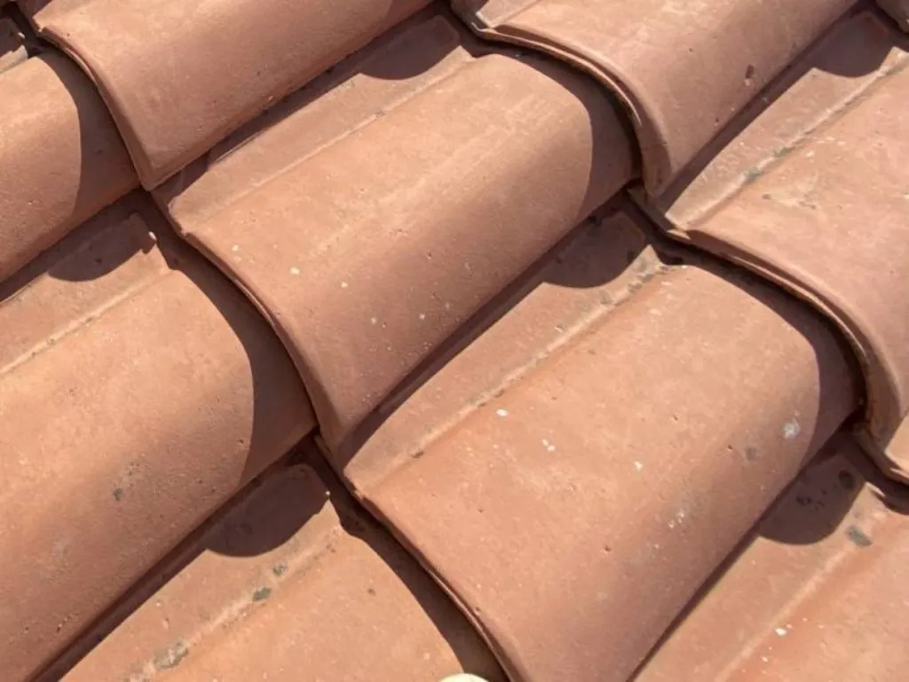 tuiles avec nettoyage et traitement sur marignane