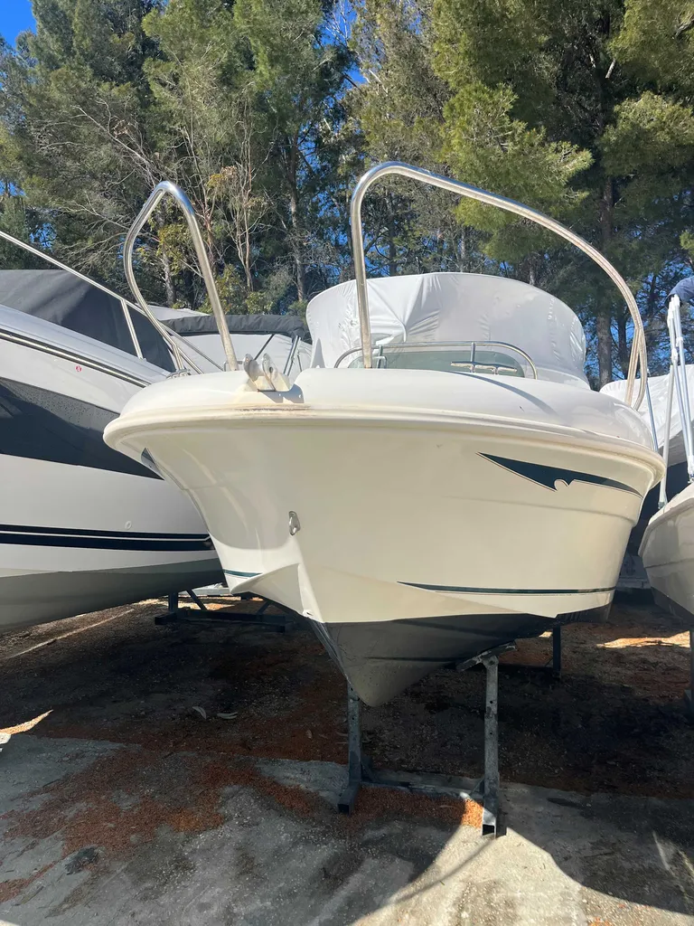 Vente d'un bateau à moteur de la marque Jeanneau modèle Cap Camarat 515 d'occasion équipé d'un moteur Honda Marine 80 CV disponible à La Londe-les-Maures proche de Toulon dans le Var