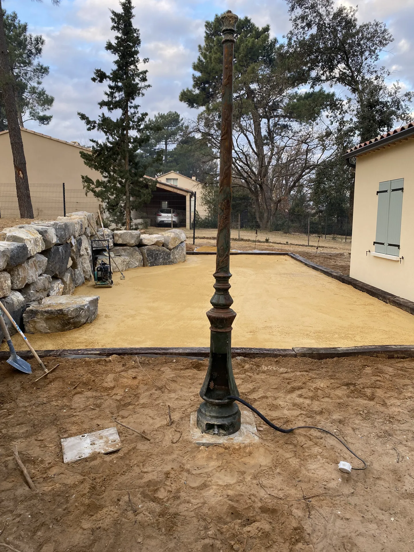 Aménagement d'une cours extérieure avec terrain de pétanque