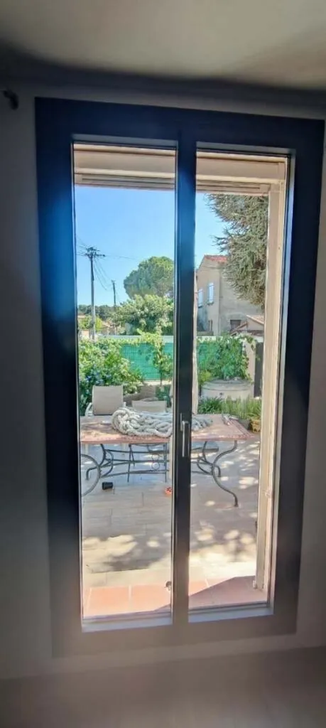 Mise en place de porte fenêtre avec battue mince et ferrage invisible sur Fos sur mer