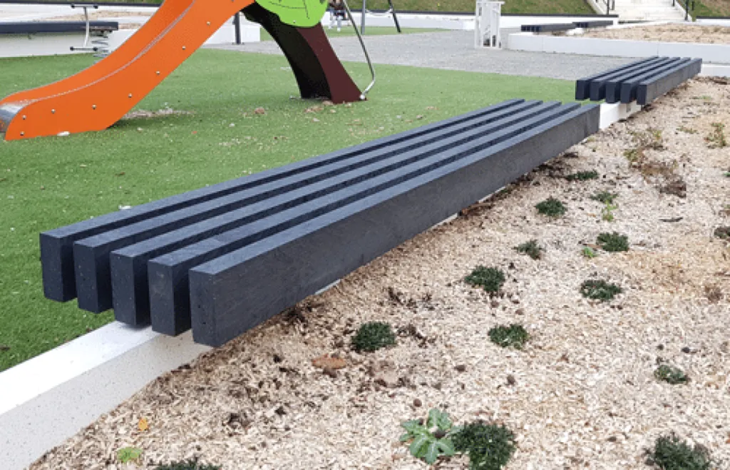 banquette en plastique recyclé sur gabion par notre partenaire @ESPACE URBAIN