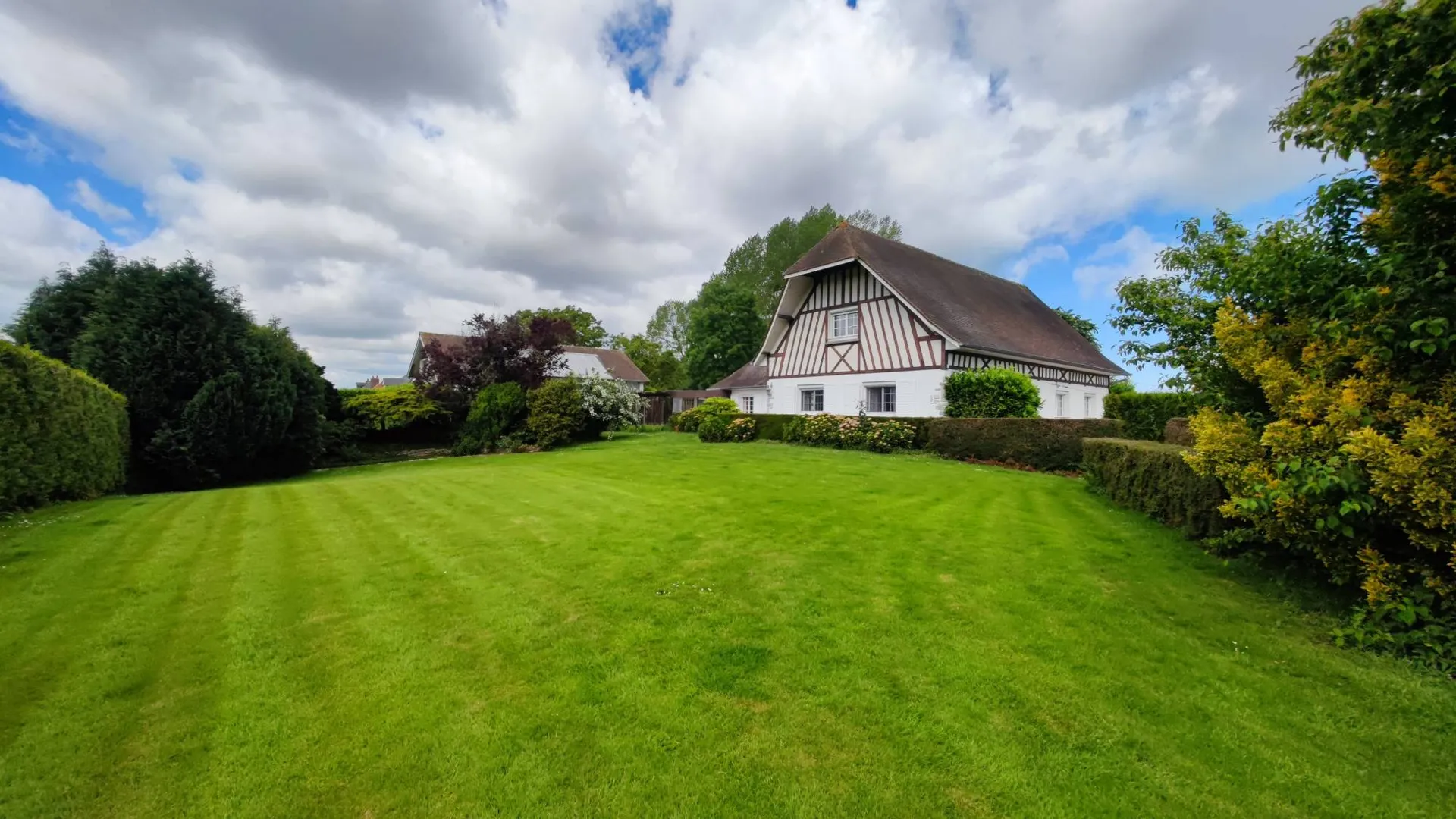 Propriété de 400 m² bâtie sur 4017 m² de terrain au calme et sans vis à vis