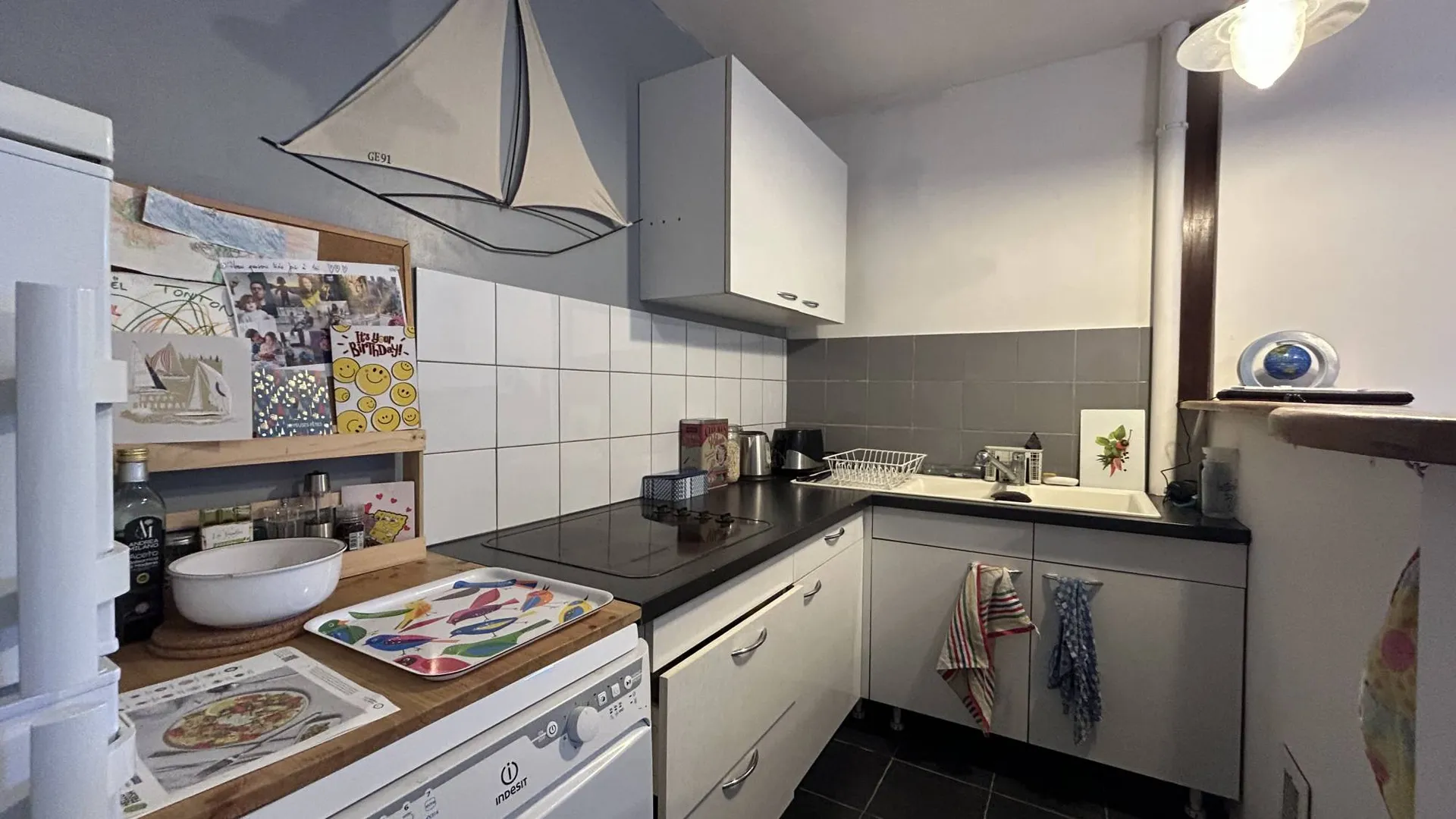 Appartement de 55.84m² Carrez situé au 1er étage d'une résidence avec cour privée et place de parking à Rouen, en Normandie