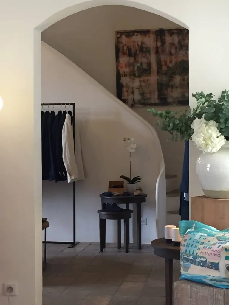 Sac Tod's, bougies Nobilis, robe Laura Urbinati, bouquet Lou de Castellane chez Sacha Mode le Concept Store du Luberon