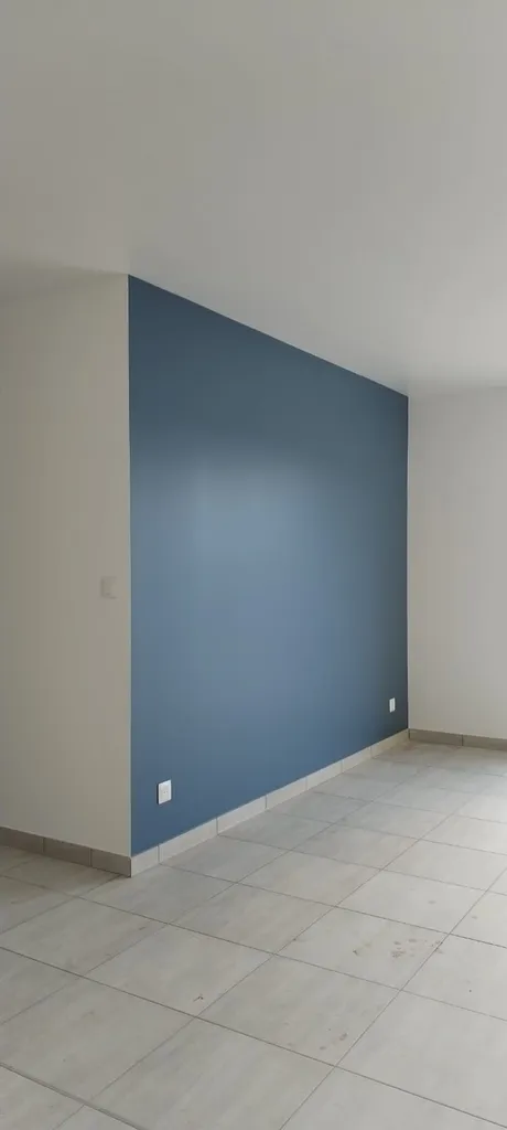 Pavillon neuf de plein pied finition velours au pistolet airless avec ces murs de couleurs près d' ÉVREUX 