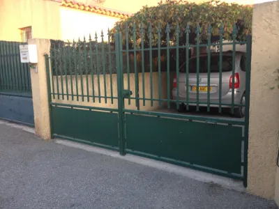 FABRICATION SUR MESURE ET POSE PORTAIL A BATTANTS EN FER FORGE MODELE CLASSIQUE FOS A SUR MER 13