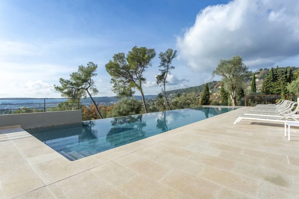 Terrasse piscine à débordement