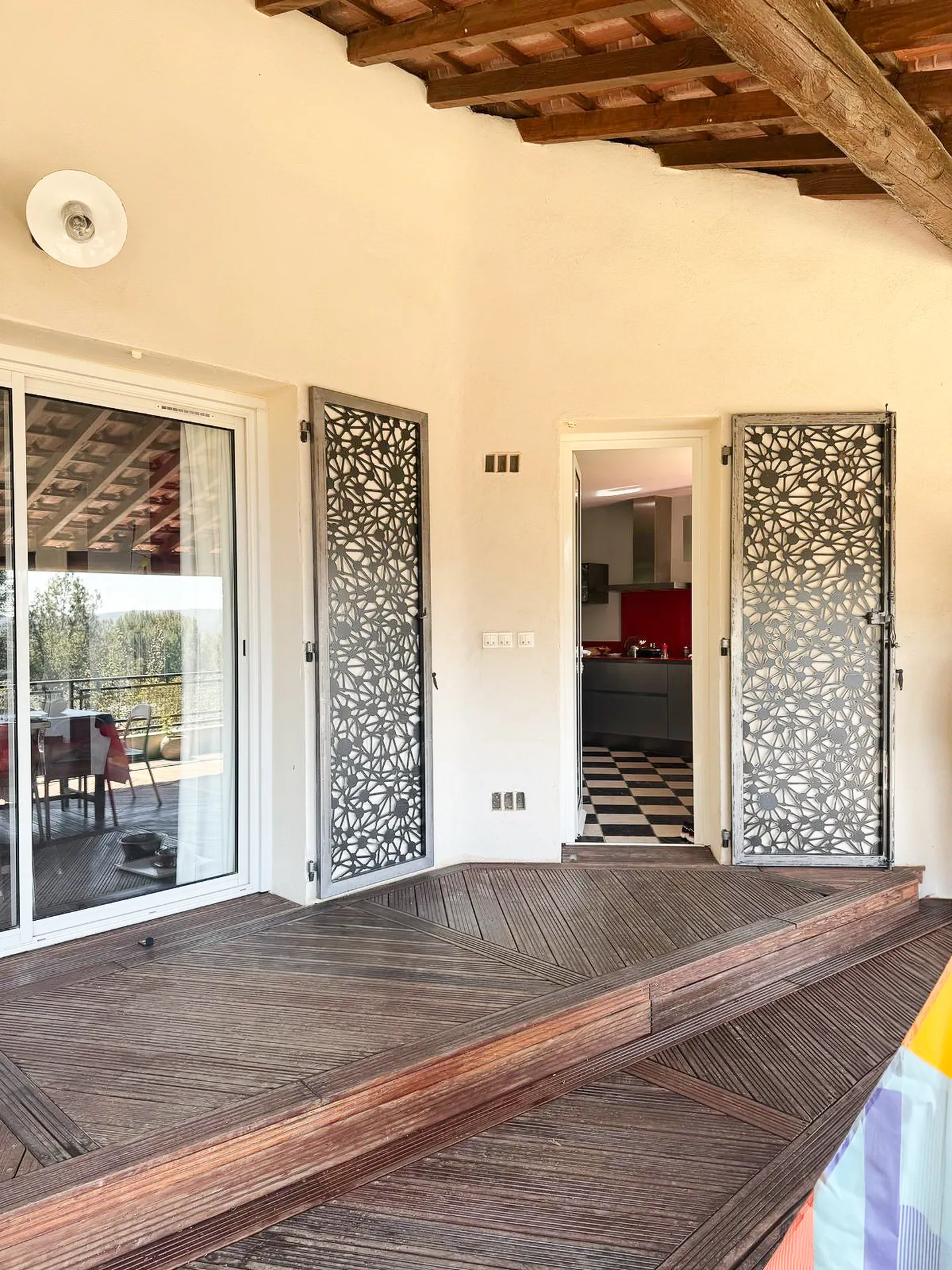 Volets décoratifs en métal découpé au plasma sur mesure design contemporain à Saint-Chamas dans les Bouches-du-Rhône