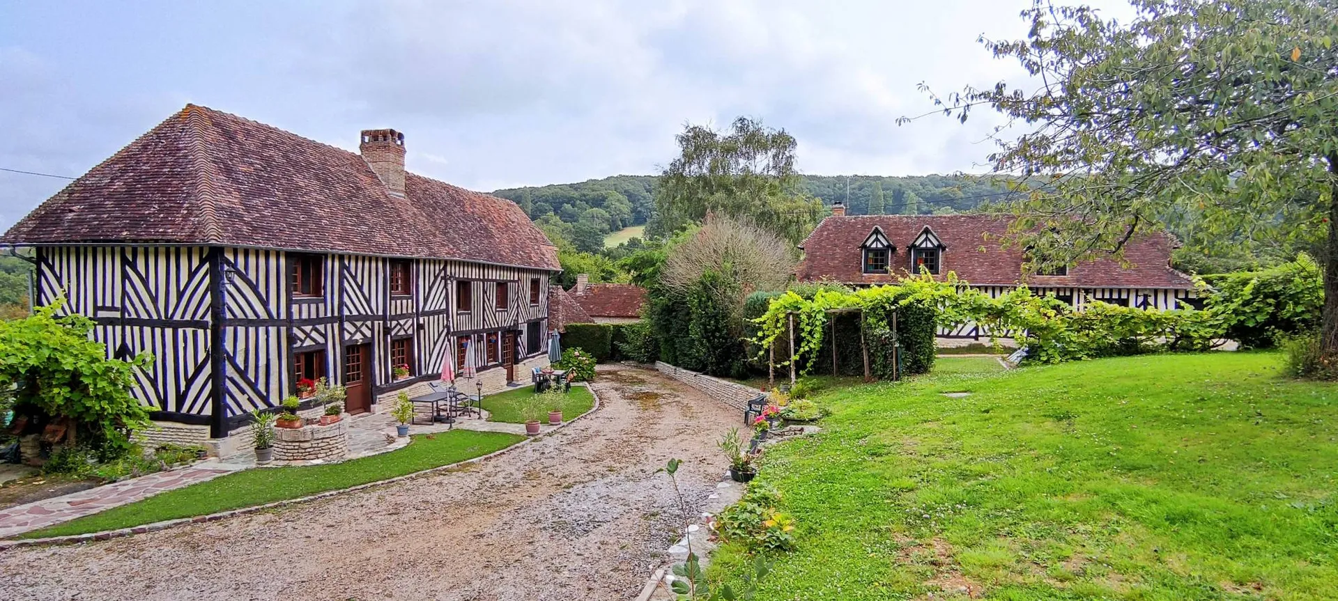 A vendre, propriété normande proche de SAINT-PIERRE-SUR-DIVES (14170), composée de deux maisons et de nombreuses dépendances sur un terrain arboré de plus de 4 000 m². Possibilités : maison familiale, projet de gîte ou résidence secondaire.