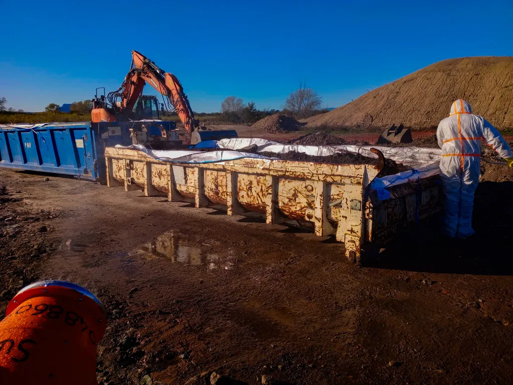 Confinement des terres dans les bennes munies de liner à Fréjus