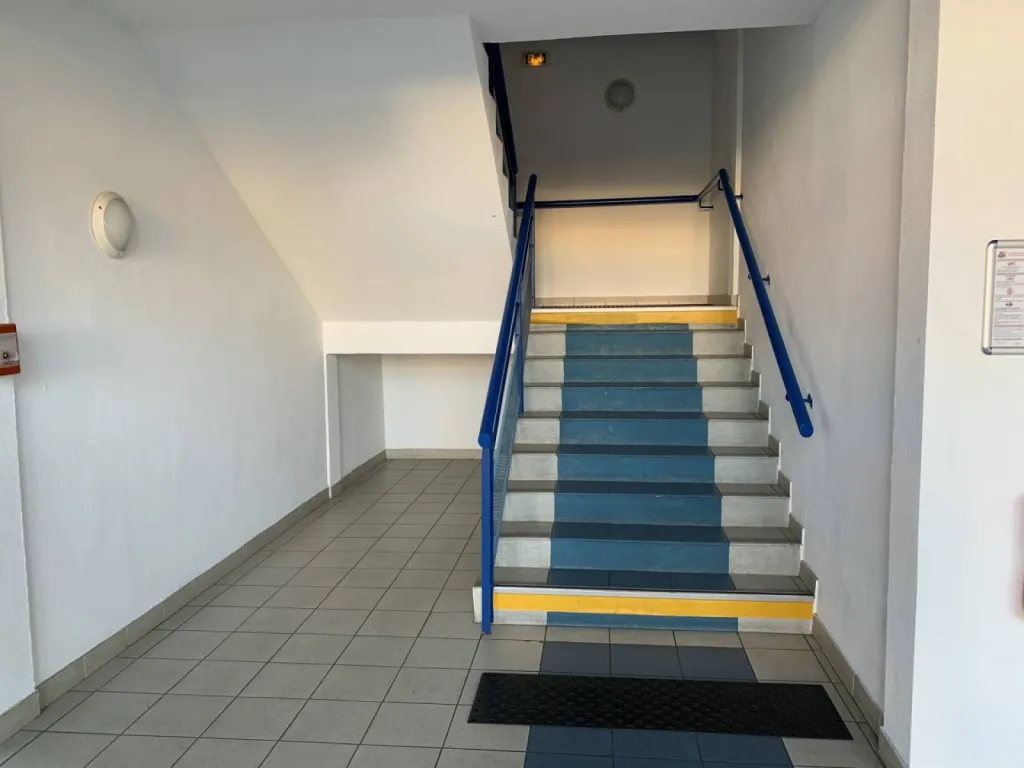 L'escalier en intérieur avant notre installation de plateforme oblique LEHNER STRATOS dans un escalier de copropriété de bureaux à Toulon près de Marseille