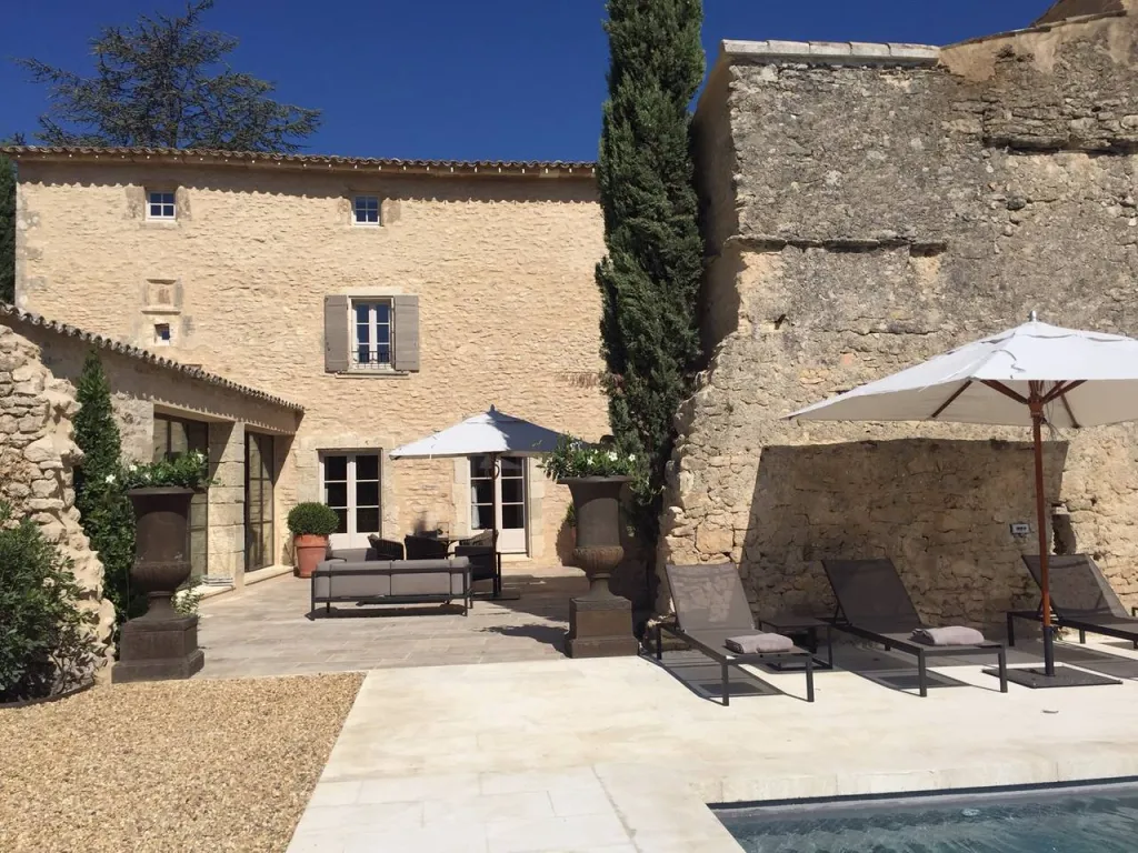 Bastide de hameau avec cour intérieure jardin et piscine réalisée par Sacha HOUANT
