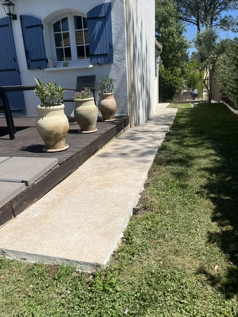 Création d’une allée extérieure avec marches d’escalier et pose de carrelage 60x60 cm à Prades-le-Lez dans l’Hérault