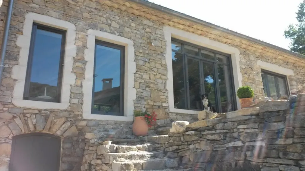 Porte d'entrée vitrée en aluminium gris sablé 