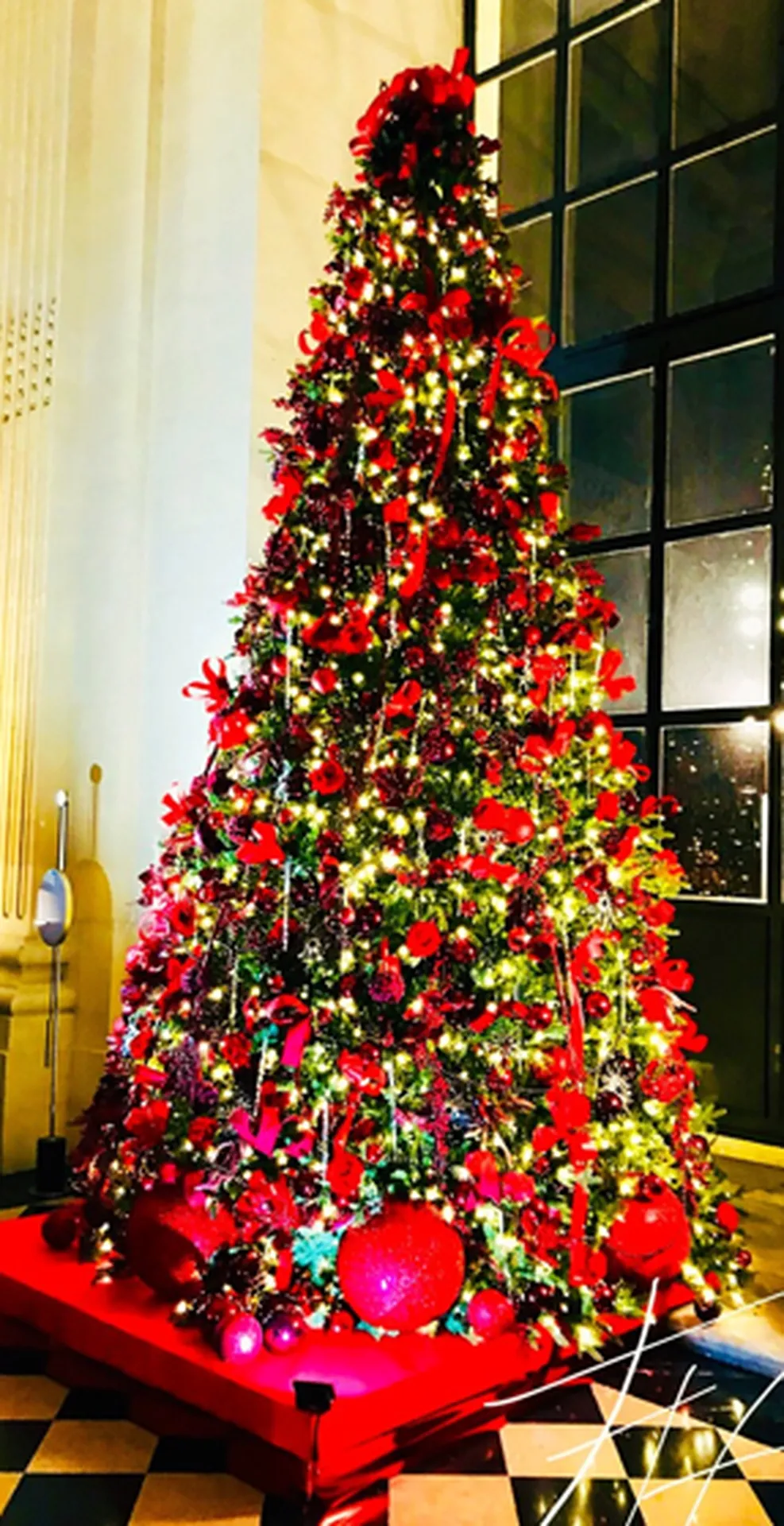 Réalisation d'un sapin de Noël décoré thème rouge sur estrade pour une fête de fin d'année d'entreprise à Caluire près de Lyon