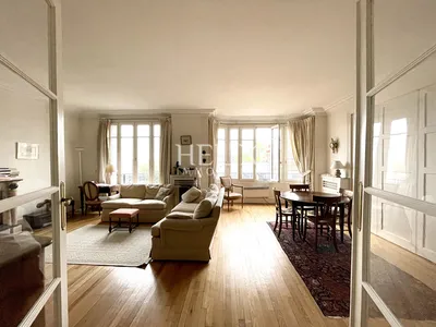 Lieu unique à la vente, situé au 3ème étage d'un bel immeuble 1930, bel appartement traversant de 107,39 M2 à Saint-Germain-en-Laye.