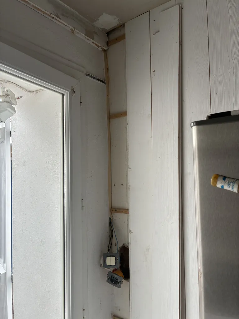 Rénovation électrique ponctuelle avec remplacement de prises, pose de sèche-serviette et adaptation sur installation existante dans une maison à Saint-Gilles-Croix-de-Vie 85800 en Vendée