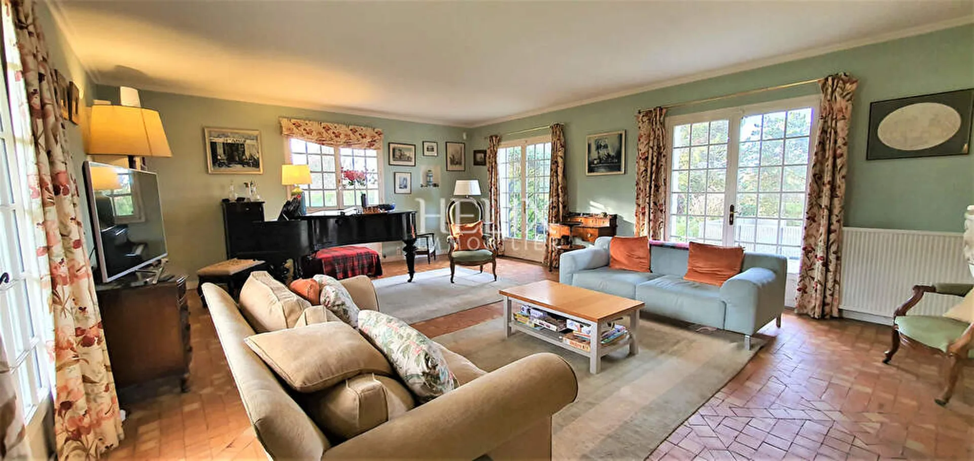 Vue sur le golf de Saint Nom la Bretèche pour cette maison avec 5 chambres