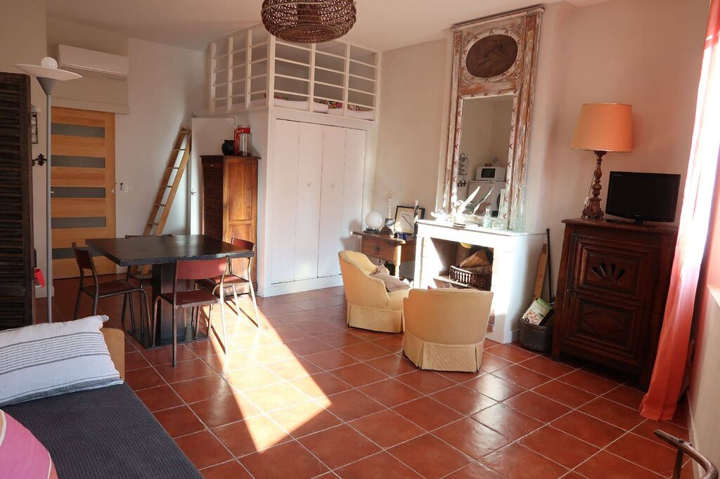 Vente appartement 1 Cassis dans le village avec mezzanine, cheminée et vue dégagée