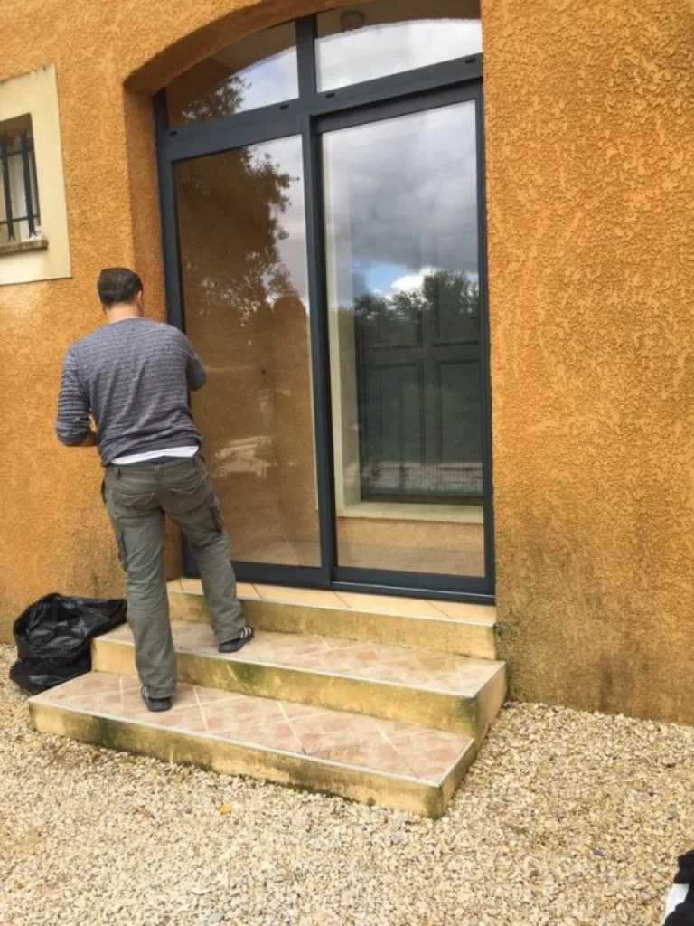 Pose de la menuiserie par notre technicien .