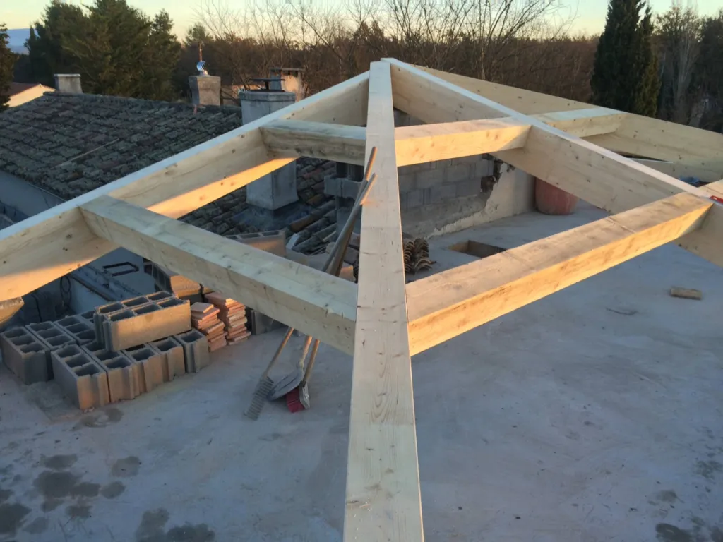 Taille de charpente sur mesure pour pergola à Aix-en-Provence