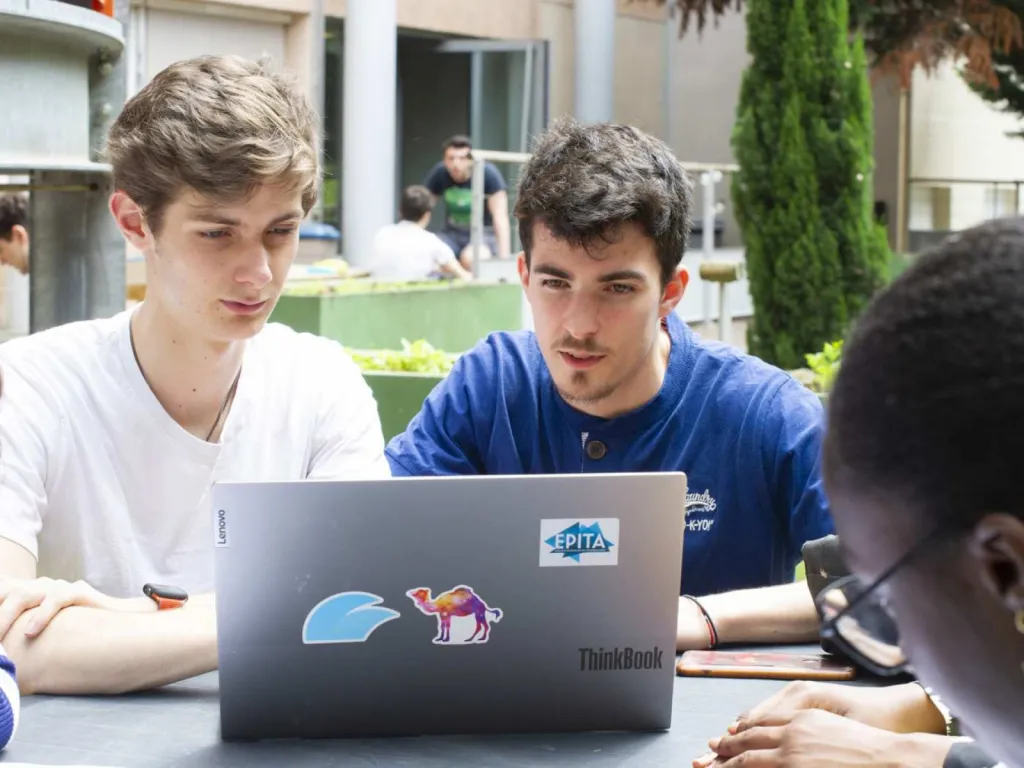 reportage photographique pour école d'enseignement supérieur 2 étudiants sur le campus