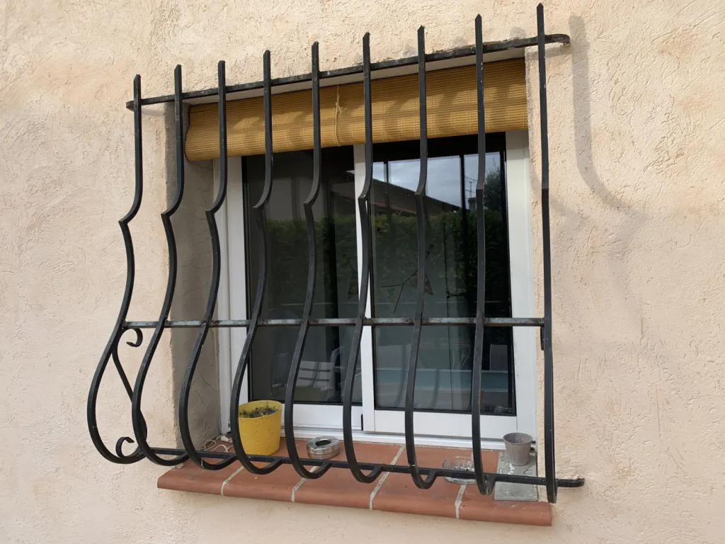 GRILLE DE PROTECTION DEFENSE POUR FENETRE A BARREAUX GALBES FABRIQUEE SUR MESURE DANS NOS ATELIERS PUIS POSEE CADOLIVE MIMET SAINT SAVOURNIN 13