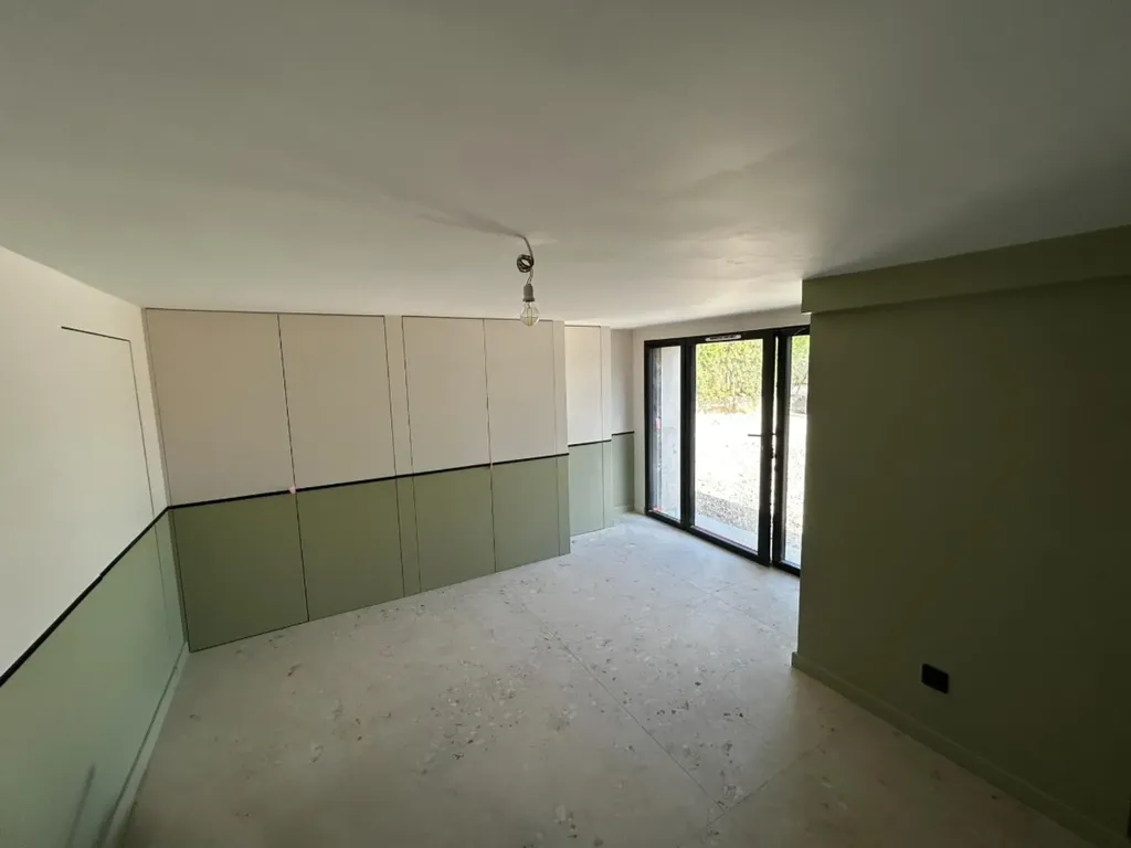 Vue du rez-de-chaussée après rénovation complète avec espaces harmonisés