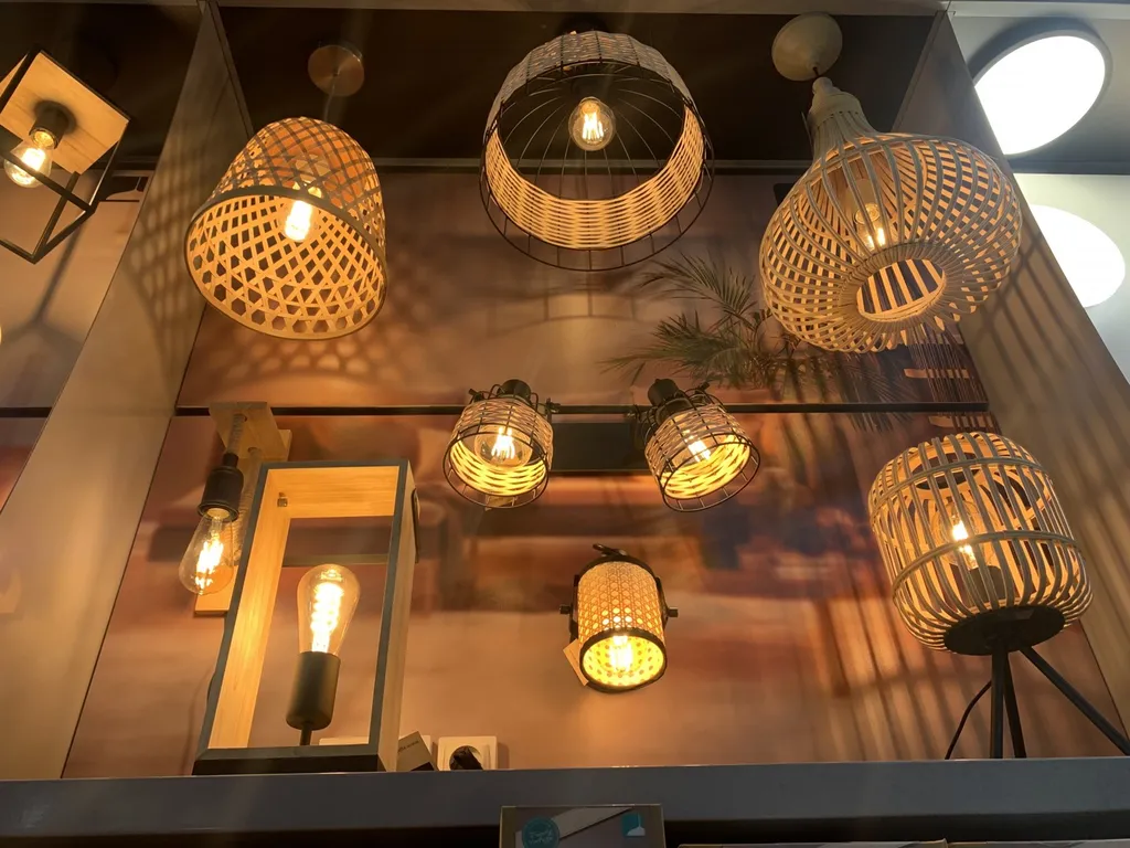 Vente de luminaires en magasin de bricolage et de décoration