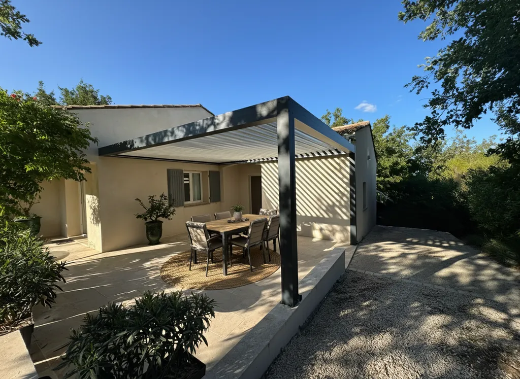 Pergola bioclimatique gris anthracite dans les Bouches du Rhône