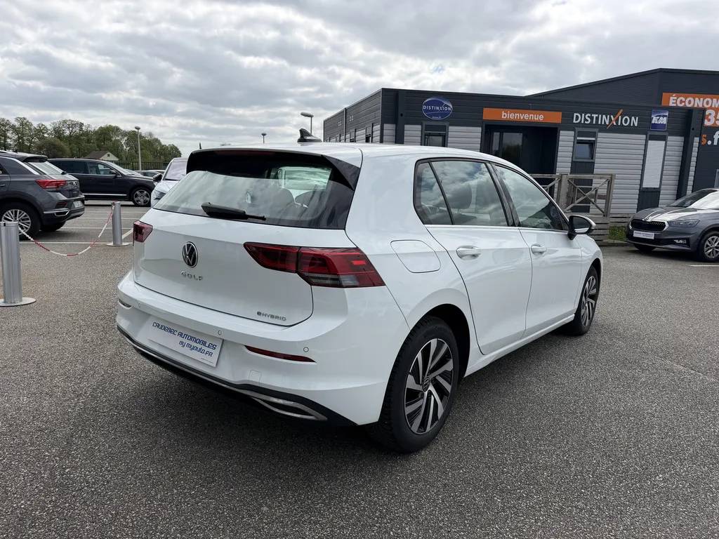 Volkswagen Golf 8 Hybride d'occasion à vendre proche du Havre : découvrez cette berline automatique chez Caudebec Automobiles