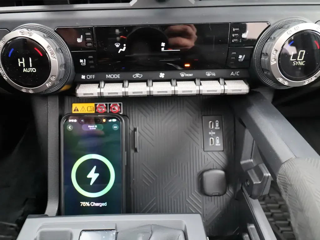 Recharge sans fil smartphone et connectivité du Toyota Tacoma Hybrid 2026