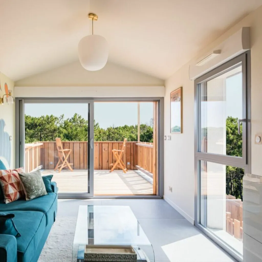 Vue générale d’un logement atypique transformé pour révéler tout son potentiel, par l'Atelier D, architecte d'intérieur à Bordeaux