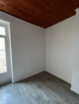 Détapissage, ratissage des murs, mise en peinture et pose d’un sol souple à Gradignan