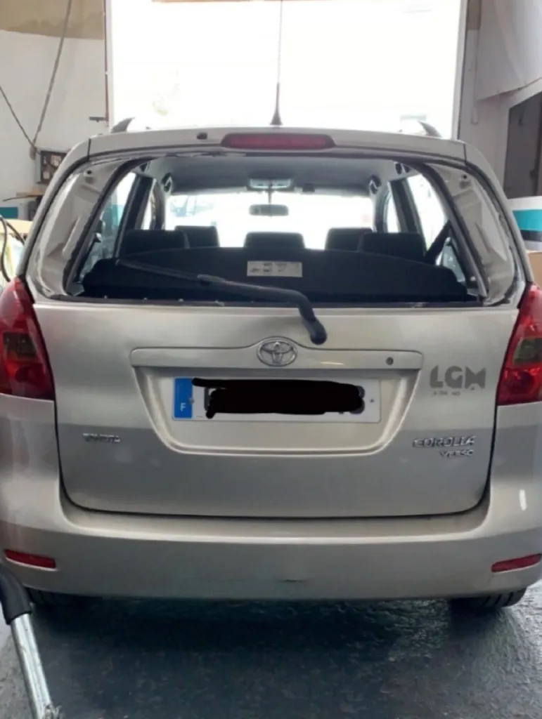 Remplacement lunette arrière sur Toyota corola verso votre franchise offerte + 150€ offert à encaisser immédiatement  Speed Glass Marseille 13016