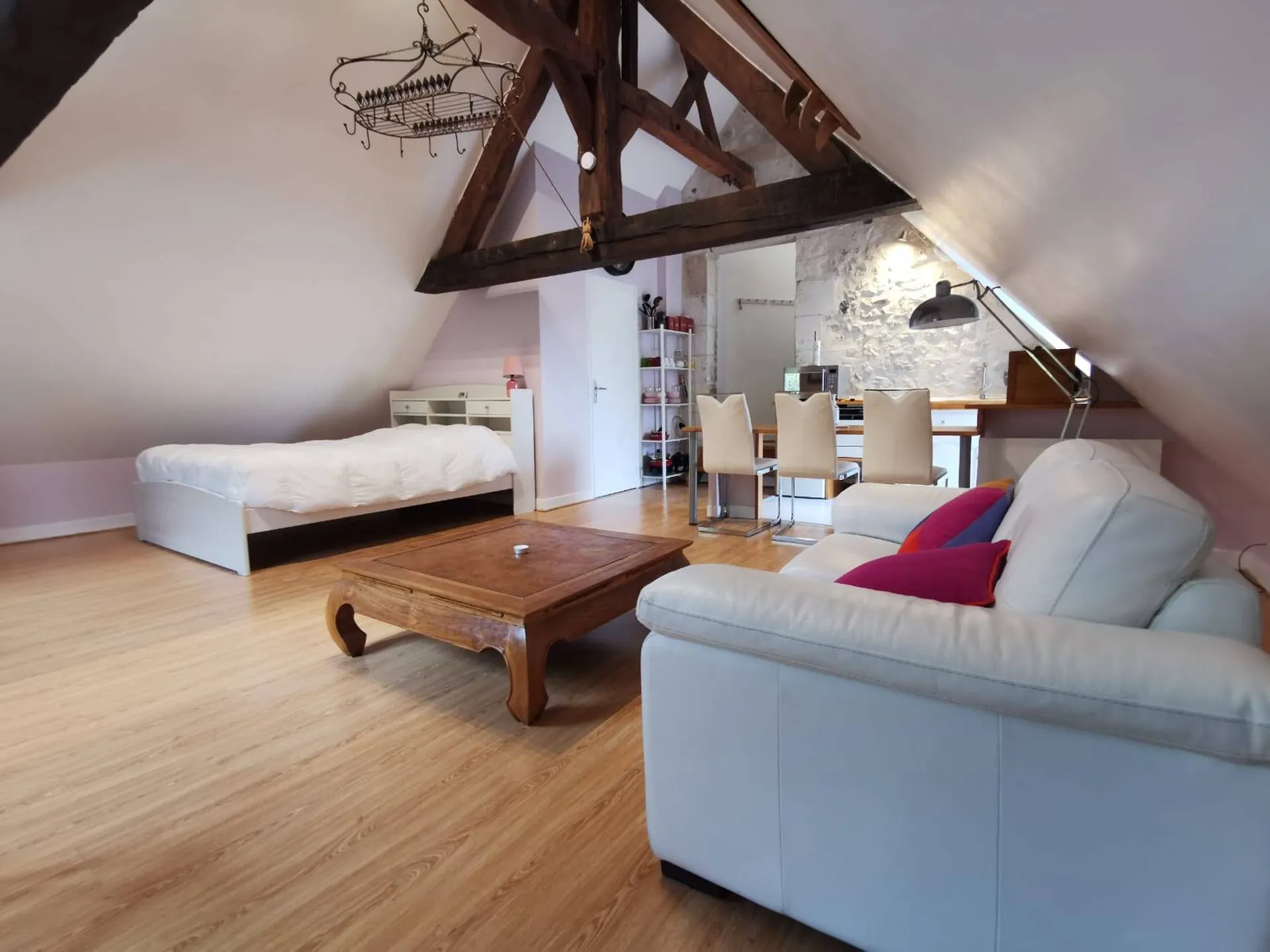 A saisir très beau studio situé à Honfleur dans le Calvados 14, alliant charme et caractère