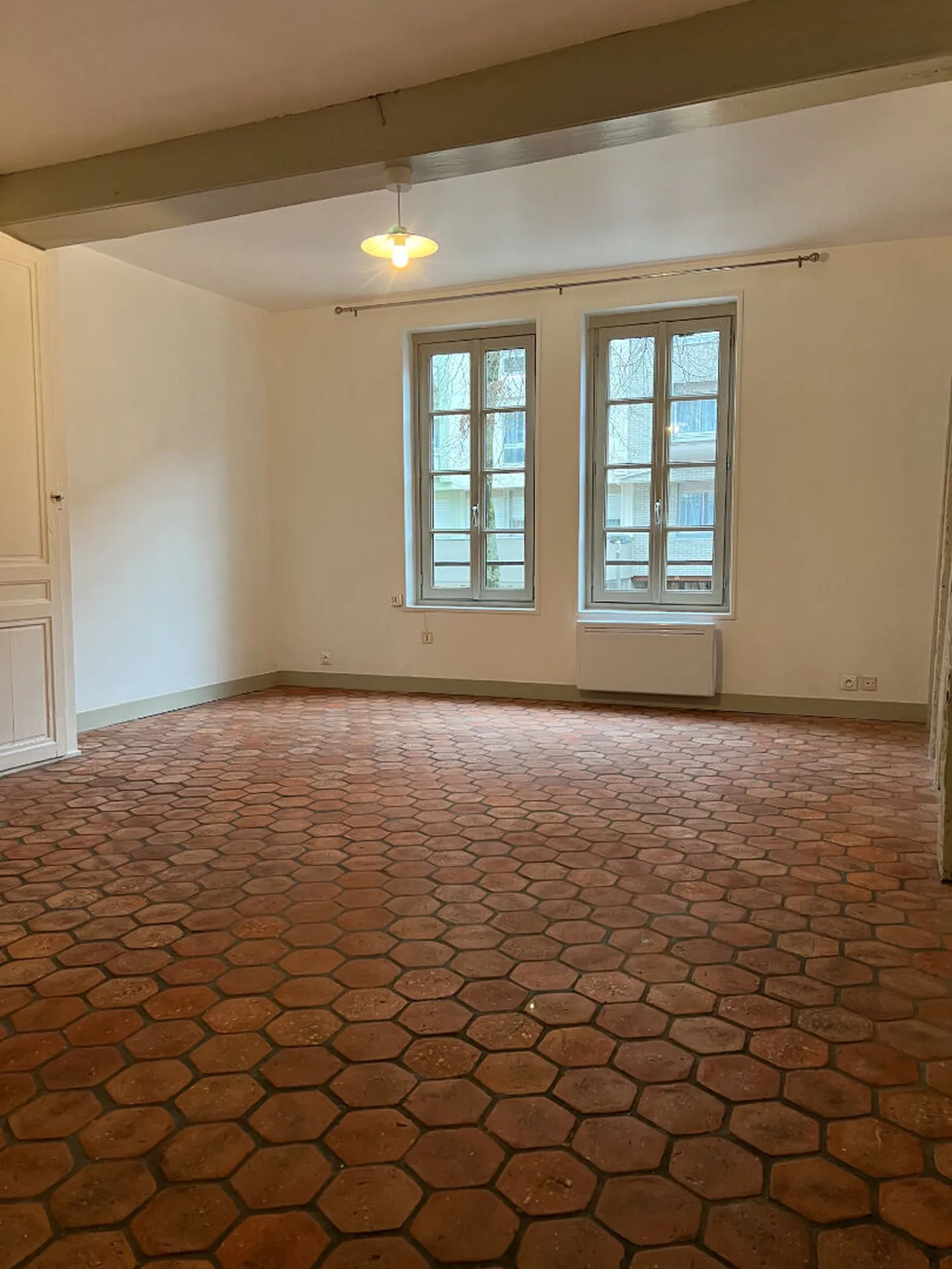 Situé au 106 rue orbe